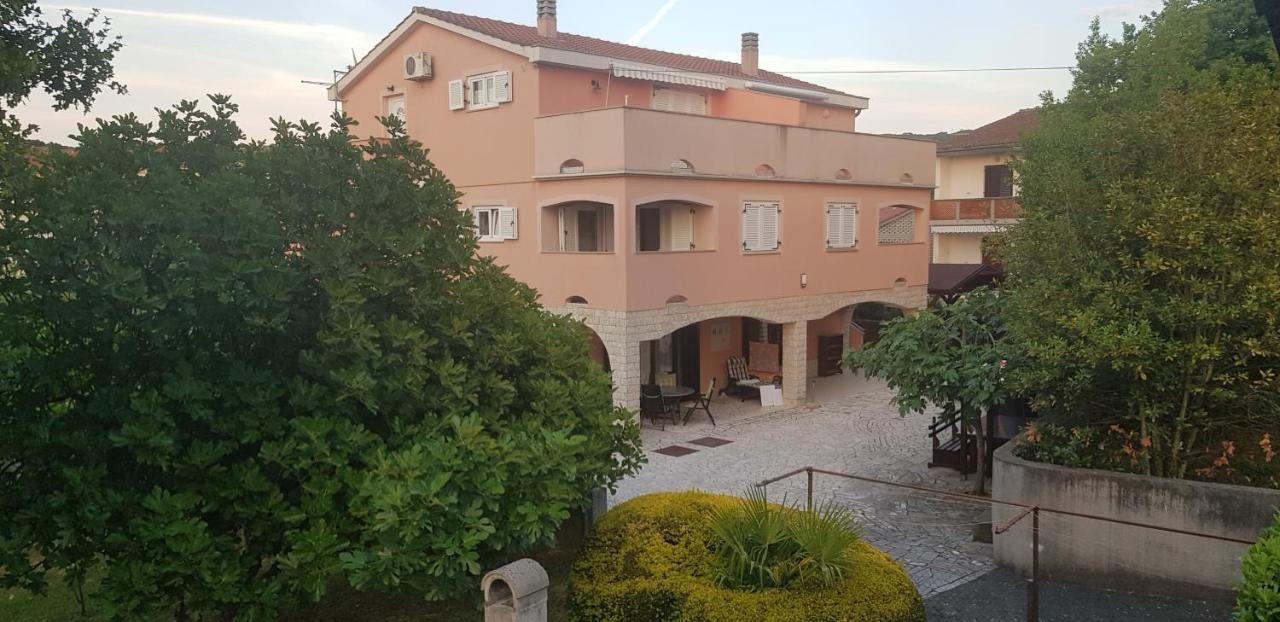 Apartments Ivanka G Малинска Екстериор снимка